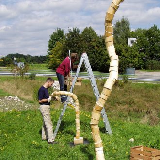 Baummetamorphosen - Aufbau Kunstweg Barthelmesaurach