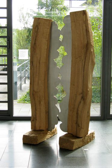 Gegensätzliche Symbiose I - Eiche, Edelstahl - 2007 - 230 x 110 x 20 cm - Holzbildhauer-Symposium in Luckenwalde / Ausstellung im Kreishaus Teltow-Fläming, Luckenwalde